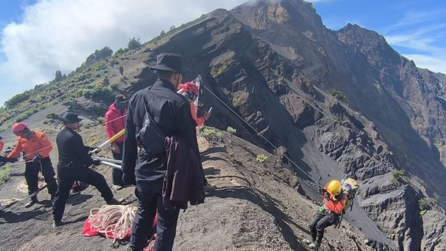 Proses evakuasi pendaki wanita asal Brasil nyang jatuh saat mendaki di Gunung Rinjani.(Dok. Humas Kantor SAR Mataram)