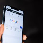 Ilustrasi Google di HP.(Unsplash/Solen Feyissa)