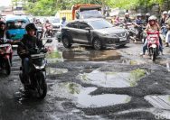 Jalanan Hancur Hantui Pengendara! Lakukan 3 Hal Ini Agar Ban Mobil Tak Meletus Mendadak!