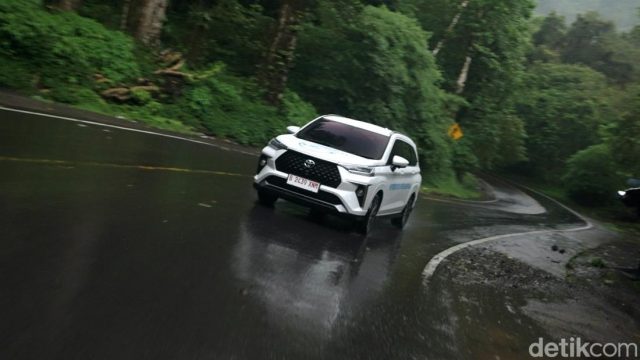 TERKUAK! Pajak ‘Mencekik’ Bikin Penjualan Mobil RI Stagnan 12 Tahun, Potensi 3 Juta Unit Menguap!